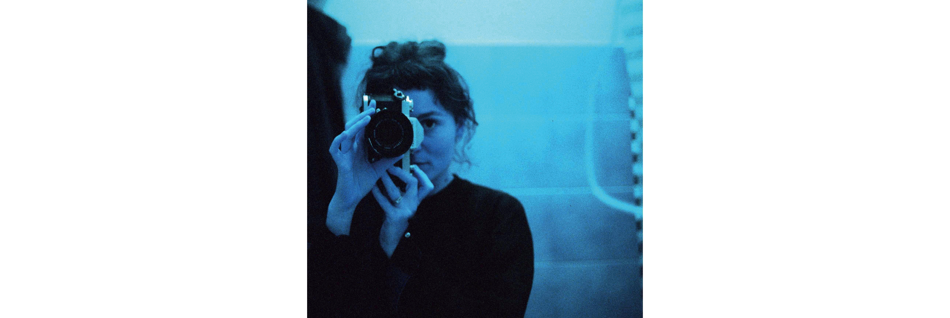 L’ombre d’un instant,  la capture argentique d’un regard libre